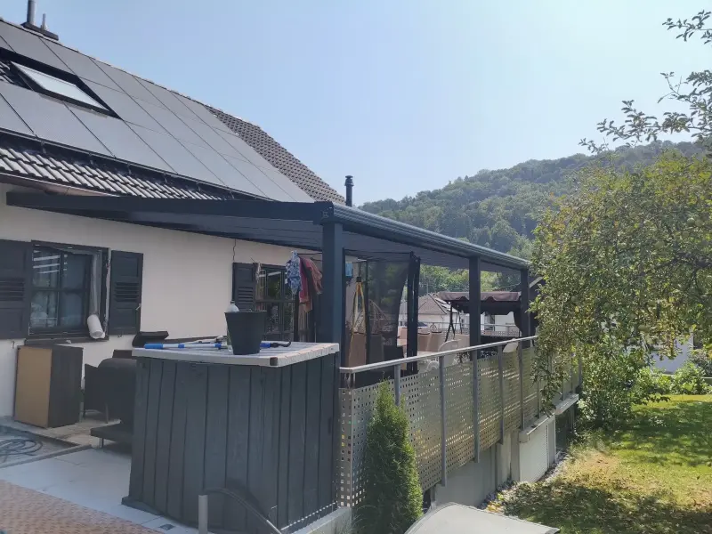 Terrassenüberdachung mit Solar an Einfamilienhaus