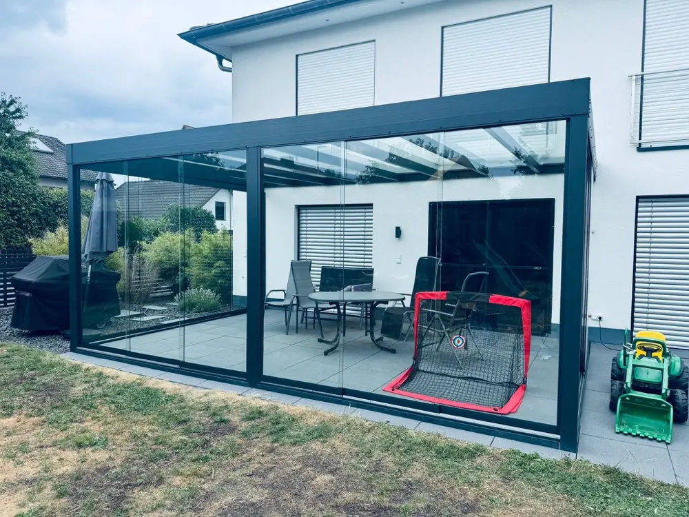 Kaltwintergarten mit Glas-Schiebewand